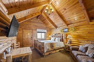 Gallery image of Bryce Canyon Log Cabins in Tropic +6 photos