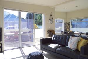 Posezení v ubytování Escape To Buller - enjoy a relaxed holiday vibe