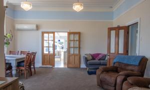 Posezení v ubytování The Homestead - a rural family retreat