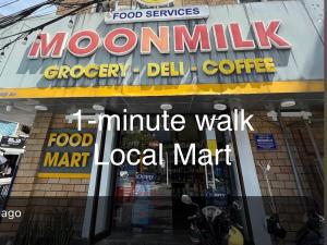 een levensmiddelenwinkel met een bord erop bij HY Local Budget Hotel - 5 mins walk to Hoi An Ancient Town in Hội An