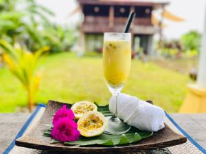 a drink and some fruit on a plate on a table at Vvillage 
