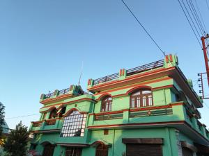 ein farbenfrohes Gebäude mit blauem Himmel im Hintergrund in der Unterkunft Prince Home Stay in Jāmb + 6 Fotos