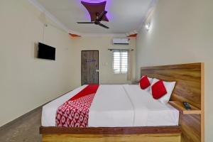 Ένα ή περισσότερα κρεβάτια σε δωμάτιο στο HOTEL O PVG COMFORT