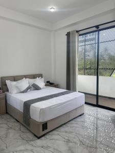 Ένα ή περισσότερα κρεβάτια σε δωμάτιο στο The Galaxy Airport Hotel