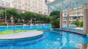 una gran piscina en un gran edificio en Dongguan Castfast Hotel, en Qinglinjing