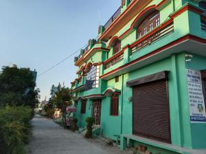 ein farbenfrohes Gebäude auf einer Stadtstraße in der Unterkunft Prince Home Stay in Jāmb