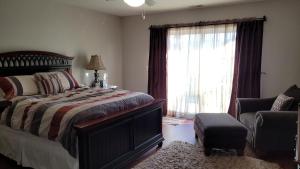 Una cama o camas en una habitación de The Beachside Harborfront Hideaway 23 fotos más