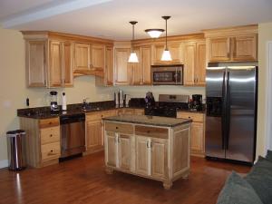 Una cocina o cocineta en The Beachside Harborfront Hideaway