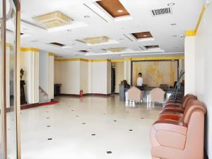 een grote kamer met stoelen en een tafel erin bij Weihai Huayu Business Hotel in Weihai