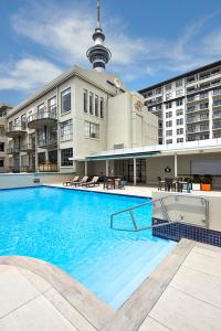 奧克蘭的住宿－Heritage Auckland, A Heritage Hotel，大楼前的大型游泳池