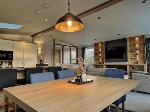 TV a/nebo společenská místnost v ubytování Hotchkin Lodge