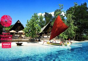 Bazén v ubytování Ratua Private Island Resort nebo v jeho okolí