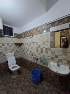 科代卡纳尔Jmholidayinn的带马桶和水槽的浴室