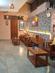 科代卡纳尔Jmholidayinn的一间设有木长椅和砖墙的餐厅