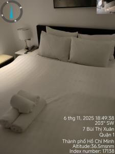 En eller flere senge i et værelse på Lily Hotel