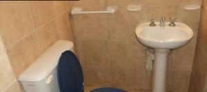un baño con inodoro y lavabo en Departamentos Turísticos, en Cosquín
