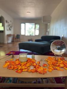 Posezení v ubytování Temple Of Divine Light