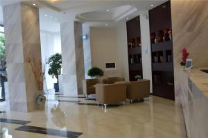een lobby met stoelen en een wachtruimte in een gebouw bij City Comfort Inn zhongshan Lihe Square Walmart in Zhongshan
