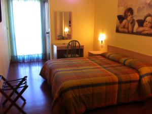 Giường trong phòng chung tại Hotel Atleti