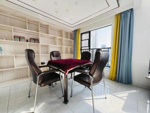 une salle à manger avec une table et des chaises en cuir dans l'établissement City Comfort Inn Wuhan International Expo Center Yongwang, à Wuhan