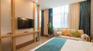 TV a/nebo společenská místnost v ubytování Super 8 by Wyndham Shifang Urban Rail Transportation College