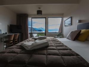 Postel nebo postele na pokoji v ubytování Hawea Hotel