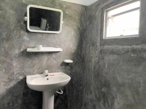 een badkamer met een wastafel en een spiegel aan de muur bij Royal Mountain Edge ,Knuckles in Rangala +232 foto's