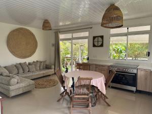 Χώρος καθιστικού στο Vairani Lodge