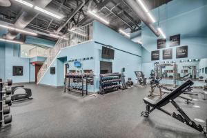 クリーブランドにあるLuxe Flat with Heated Pool Sauna Rooftop Deck Gymの部屋にトレッドミルやマシンが備え付けられたジム