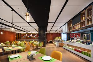 a restaurant with tables and chairs and a cafeteria at Hilton Garden Inn Chengde Mountain Resort in Niuquanzigou
