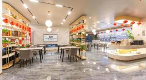 een restaurant met tafels en stoelen in een kamer bij Borrman Hotel Jining High-tech Huangtun in Louzhuang