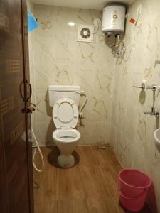 Ένα μπάνιο στο BM Shaw Guest House