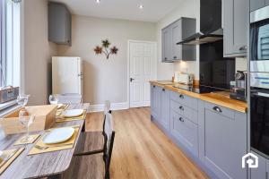 Kuchyň nebo kuchyňský kout v ubytování Vacant Nests The Park View Seaham Hideaway