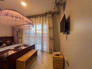 TV a/nebo společenská místnost v ubytování Efrona Homes Uganda