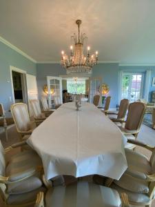 RingeにあるManor House Overlooking Fields And Gardenのダイニングルーム(大きな白いテーブルと椅子付)