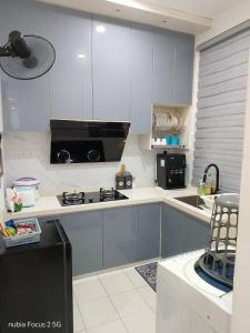 Kuchyň nebo kuchyňský kout v ubytování HoMestaY Kulim Seri Rambai + 24 fotografií
