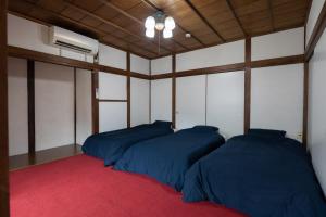 En eller flere senge i et værelse på ゲストハウスおりべguest house oribe + 37 billeder