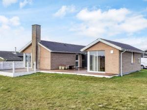 Torstedにある6 person holiday home in Thistedの前に広い庭がある家