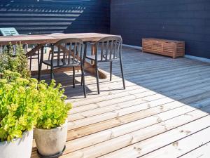 Torstedにある6 person holiday home in Thistedの木製デッキ(木製テーブル、椅子付) +38枚の写真