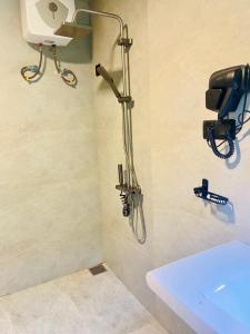 ティッサマハーラーマにあるLake Breeze Cabana Yalaのバスルーム(シャワー、シンク、電話付)