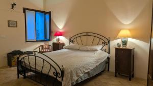 The quiet yellow house في Pornassio: غرفة نوم بسرير كبير ونافذة