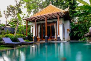 - une piscine en face d'une villa dans l'établissement Bumbung Sari Villa, à Ubud