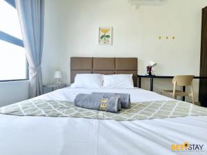 uma cama com dois travesseiros em cima em D'Aman Residences in Puchong for 6 Pax em Puchong mais 26 fotografias