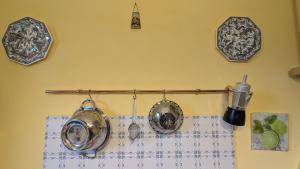 The quiet yellow house في Pornassio: مطبخ مع الأواني والمقالي معلقة من الجدار +68 صورة