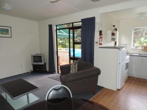 Kitchen o kitchenette sa Waiheke Island Punga Lodge