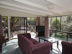 Prostor za sedenje u objektu Waiheke Island Punga Lodge