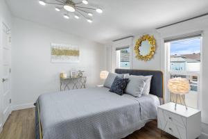 un dormitorio con una cama y una ventana en Casa Lumina, en Phoenix 38 fotos más