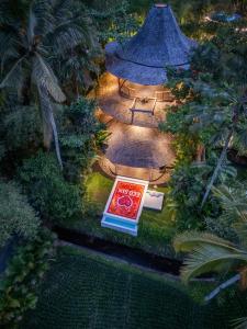 TampaksiringにあるEco Six Baliのテーブルと椅子付きの庭園の景色を望めます。