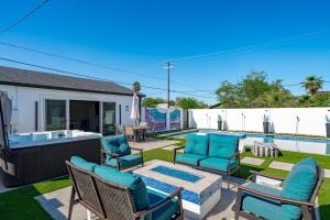 Un patio con sillas y una piscina. en Casa Lumina, en Phoenix