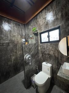 Koupelna v ubytování Baan Rattana + 100 fotografií